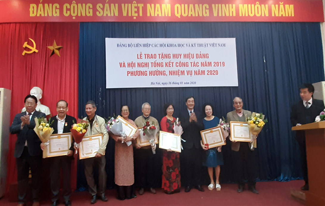 Tổ chức lễ trao Huy hiệu và Hội nghị tổng kết công tác Đảng năm 2019