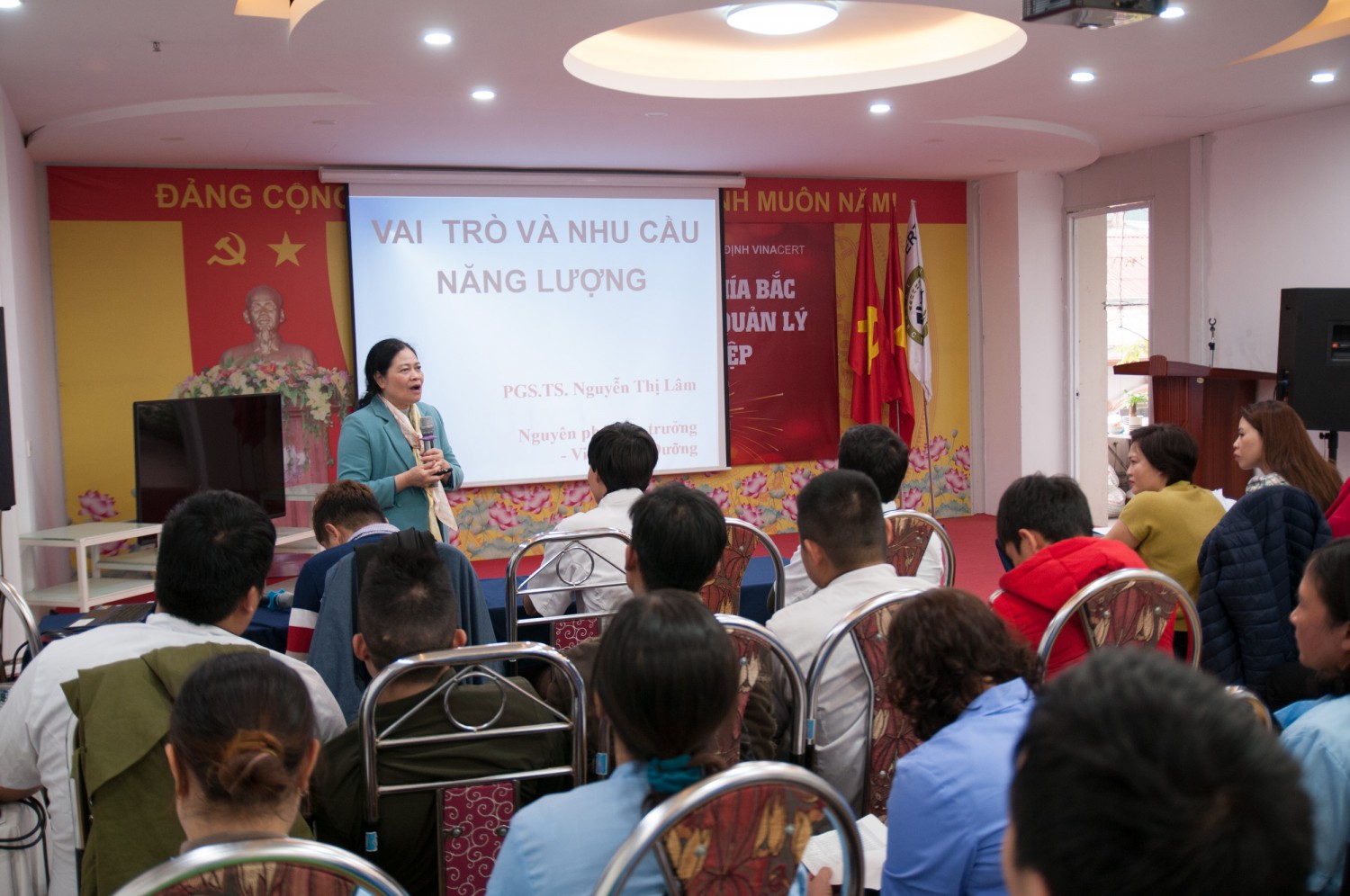 PGS.TS Nguyễn Thị Lâm thực hiện khóa tập huấn.