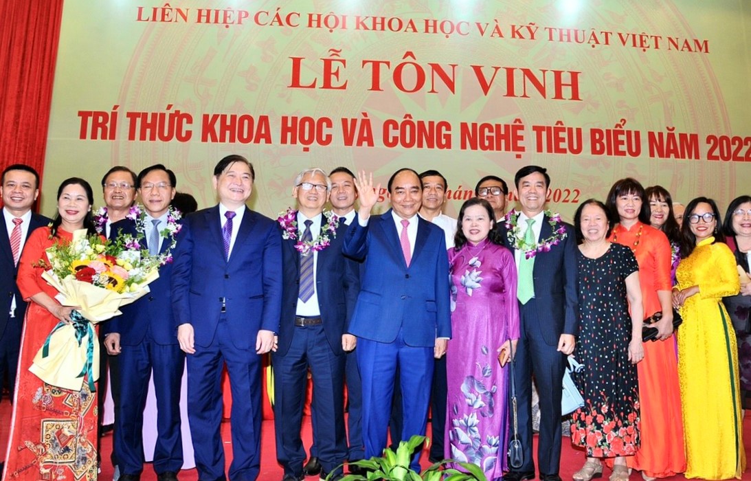 PGS.TS. Phan Thị Kim, Viện trưởng Viện An toàn thực phẩm và Dinh dưỡng vinh dự chụp ảnh lưu niệm với Chủ tịch nước Nguyễn Xuân Phúc cùng các trí thức tiêu biểu và đại biểu tham dự hội nghị.