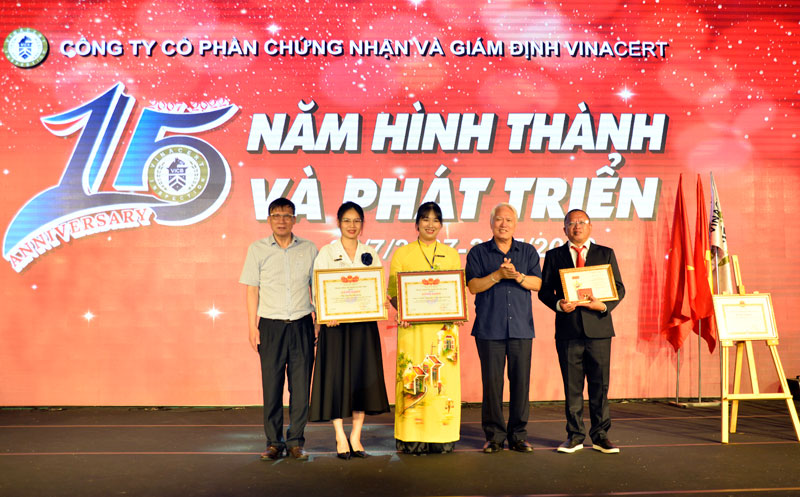 don nhan bang khen