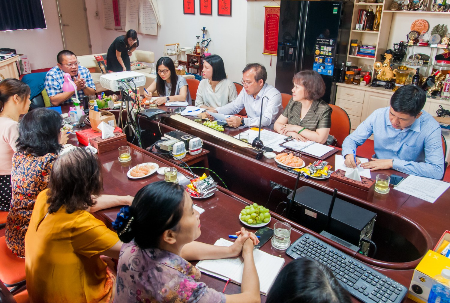 Toàn cảnh buổi làm việc giữa Lãnh đạo Viện An toàn thực phẩm và Dinh dưỡng với đoàn công tác Bộ Công Thương.